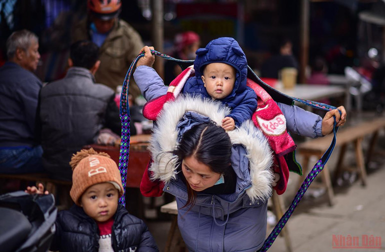 Độc đáo cảnh mẹ địu con đi chợ phiên Bắc Hà ngày giáp Tết -0