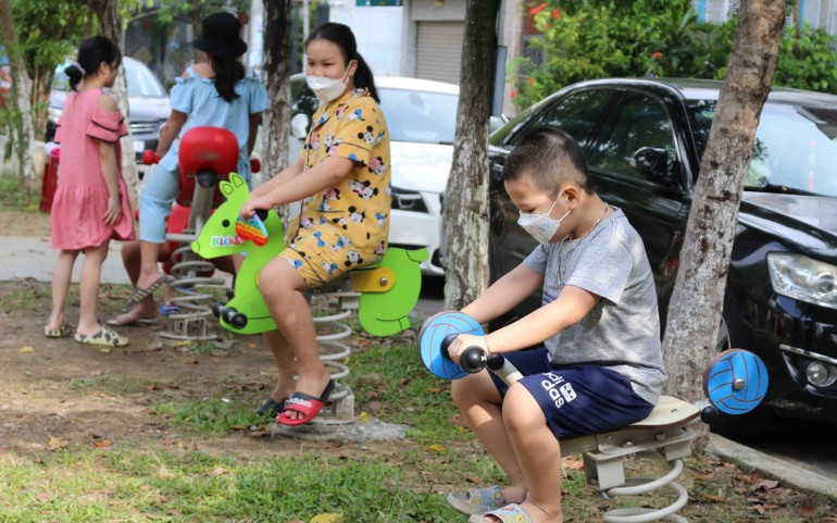 Các em nhỏ tại tổ 58 hào hứng với những trò chơi. Đà Nẵng đưa vào hoạt động 7 khu vui chơi cho trẻ -0