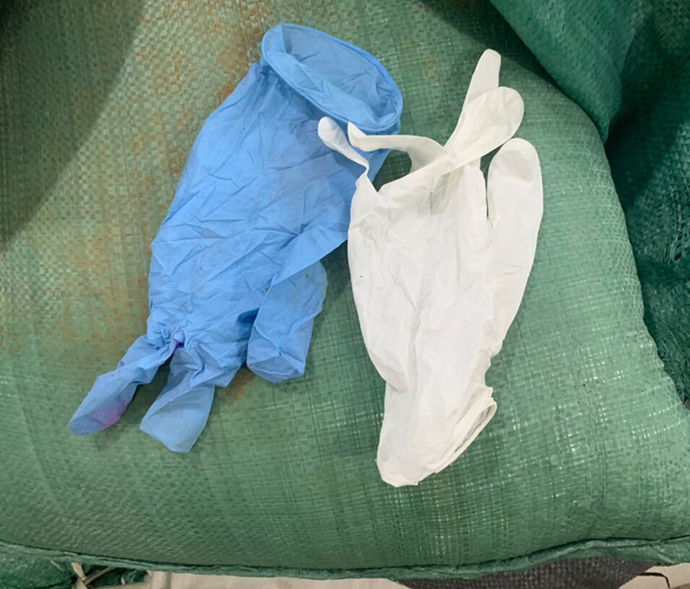 Tạm giữ gần 10 tấn găng tay cao su có dấu hiệu đã qua sử dụng -0