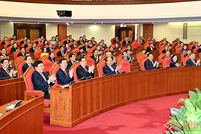 Các đồng chí lãnh đạo Đảng, Nhà nước và các đại biểu tại phiên bế mạc Hội nghị. (Ảnh: ĐĂNG KHOA) Thông cáo báo chí về phiên bế mạc của Hội nghị lần thứ năm Ban Chấp hành Trung ương Đảng khóa XIII -0