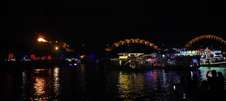 Sôi động chương trình Vũ hội đường phố Đà Nẵng chào năm mới 2021 -0