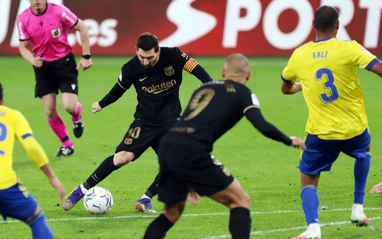 Barca thua sốc tân binh mới thăng hạng, Atletico chiếm ngôi đầu -0