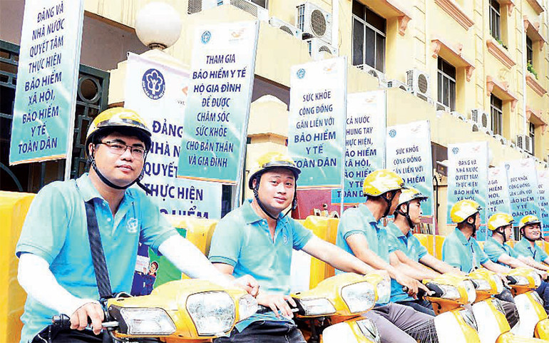 Cán bộ, công chức, viên chức ngành BHXH Việt Nam trong lễ ra quân hưởng ứng ngày Bảo hiểm y tế Việt Nam. Ảnh: TÚ LINH a262.jpg -0