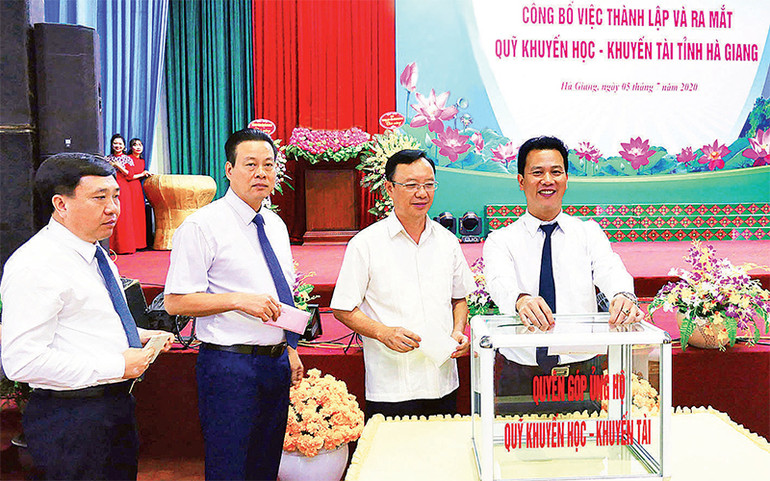 Các đồng chí lãnh đạo tỉnh Hà Giang đóng góp xây dựng Quỹ khuyến học - khuyến tài. Ý chí và khát vọng vươn lên nơi địa đầu Tổ quốc Hà Giang -0