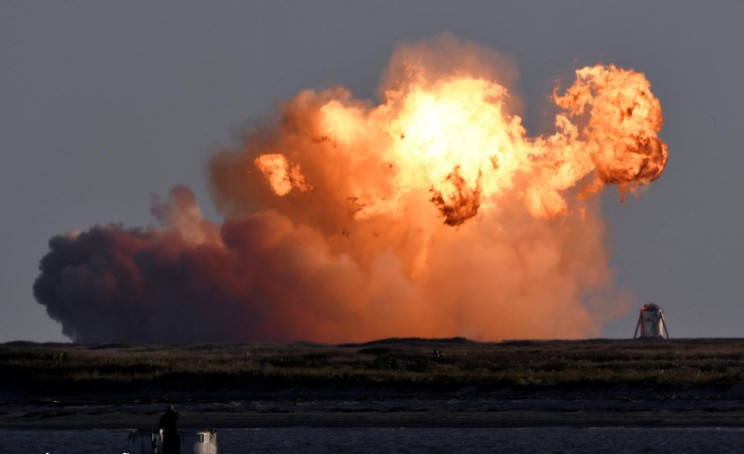 Tên lửa dẫn đường bị nổ tung. Ảnh: Reuters. Nguyên mẫu tên lửa Starship phát nổ sau khi bay cao kỷ lục -0