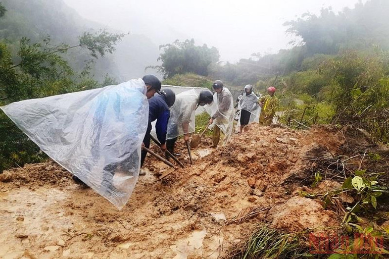 Mưa lớn gây sạt lở, ách tắc giao thông ở Sa Pa -0