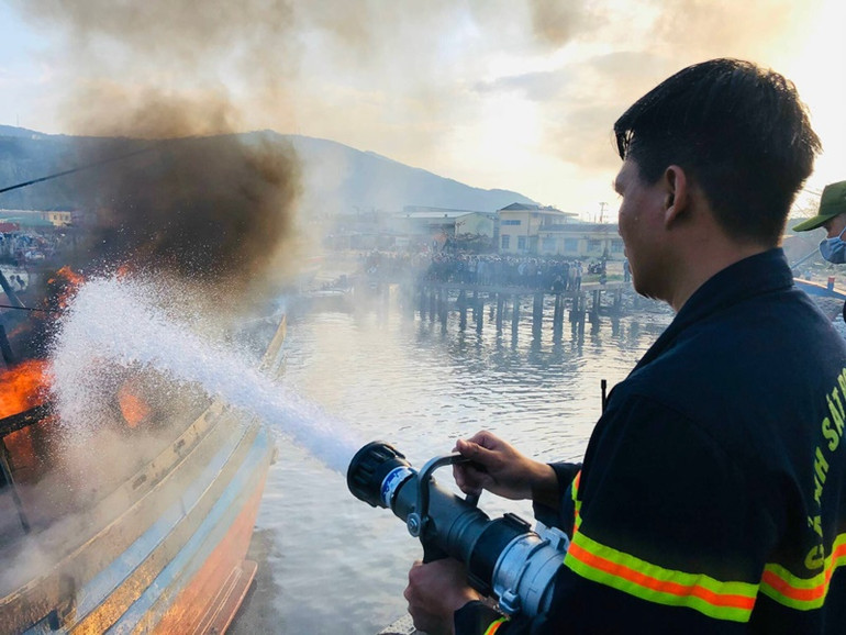 Cháy ba tàu cá tại Âu thuyền Cảng cá Thọ Quang -2