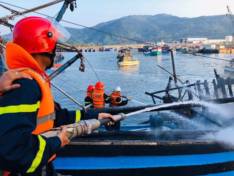 Cháy ba tàu cá tại Âu thuyền Cảng cá Thọ Quang -1