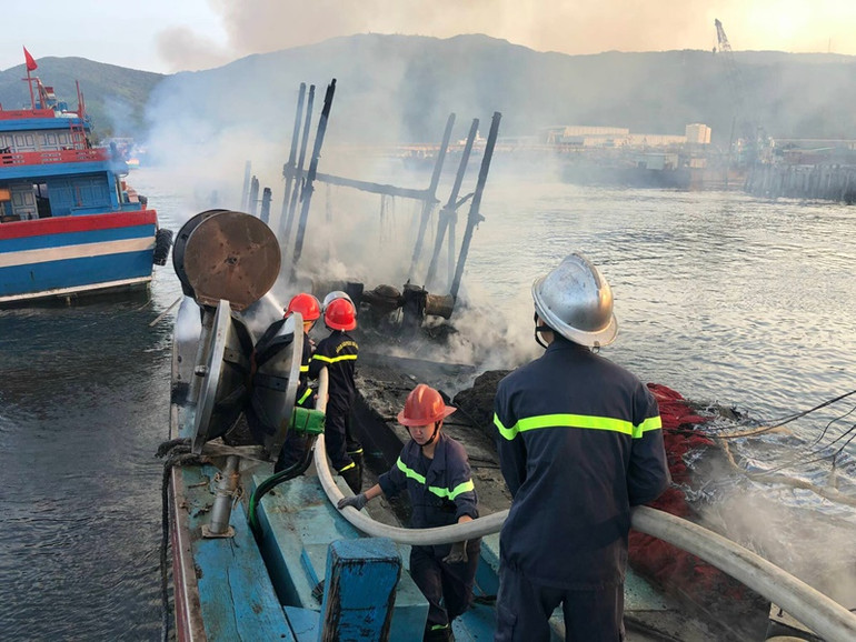 Cháy ba tàu cá tại Âu thuyền Cảng cá Thọ Quang -0