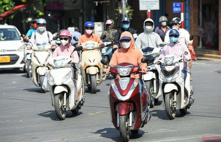 Những ngày này, Hà Nội đang bước vào đợt nắng nóng gay gắt với nền nhiệt ngoài trời phổ biến từ 35-38 độ C. Người dân khi ra đường ai nấy đều trong tình trạng che kín mít. Người dân Hà Nội chống chọi với nắng nóng gay gắt -0