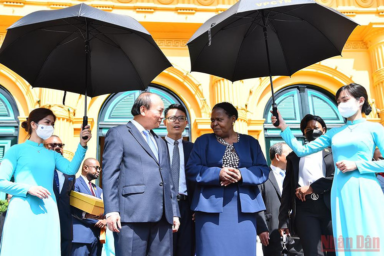 Chủ tịch nước Nguyễn Xuân Phúc tiếp Chủ tịch Quốc hội nước Cộng hòa Mozambique -0