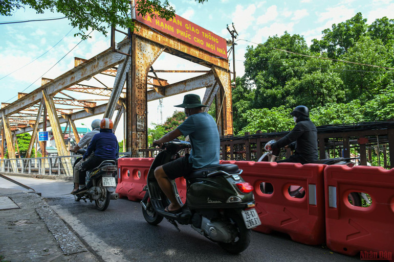 Trước tình hình đó, Thứ trưởng Giao thông vận tải Nguyễn Ngọc Đông vừa yêu cầu Cục Đường sắt Việt Nam, Tổng công ty Đường sắt Việt Nam thực hiện ngay các biện pháp bảo đảm an toàn cầu Long Biên. Lắp rào chắn bảo vệ cầu Long Biên -0