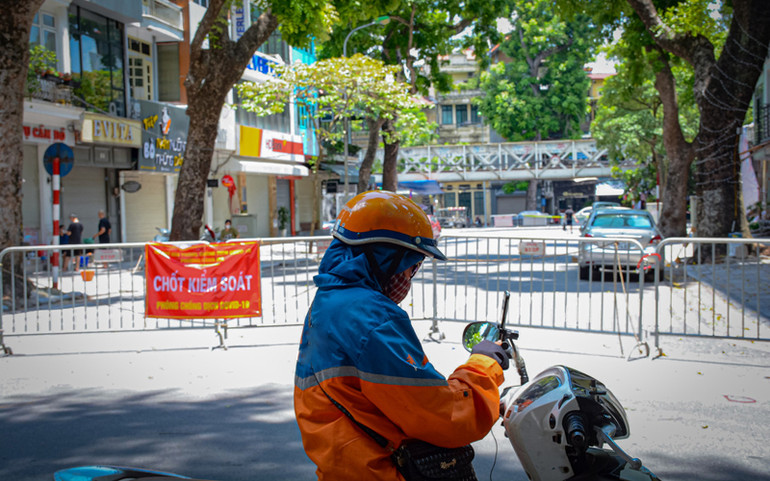 Theo chân shipper giữa ngày giãn cách -0