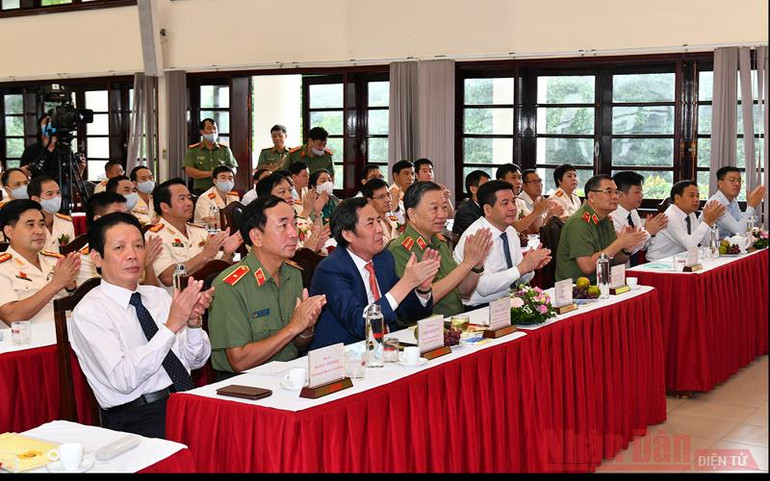 Các đồng chí lãnh đạo tham dự chương trình. Báo Nhân Dân giao lưu các điển hình tiên tiến trong các phong trào thi đua vì an ninh Tổ quốc -0