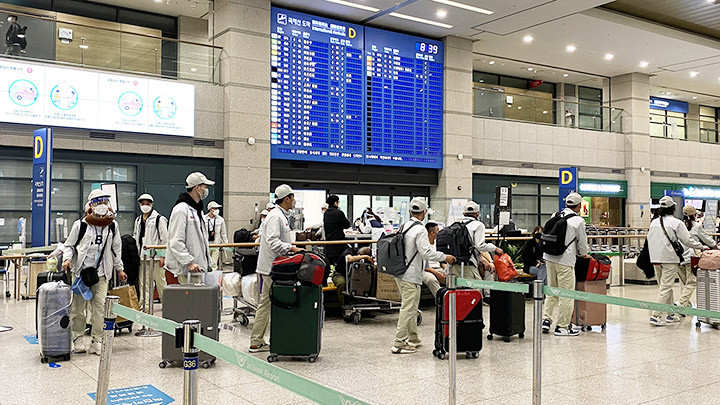 Lao động Việt Nam nhập cảnh tại sân bay Incheon (Hàn Quốc). Ảnh: TTXVN Nâng tầm cho lao động xuất khẩu -0