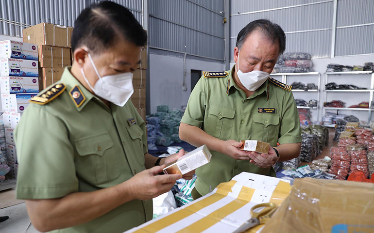 Tổng tấn công tám kho, thu giữ 40 tấn hàng có dấu hiệu vi phạm -0
