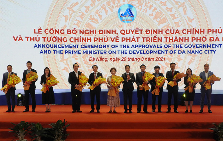 Lãnh đạo TP Đà Nẵng tặng hoa cho đại diện các nhà đầu tư tham dự lễ công bố. Mở rộng không gian phát triển Đà Nẵng thành đô thị lớn, thông minh, sáng tạo; bản sắc, bền vững -0