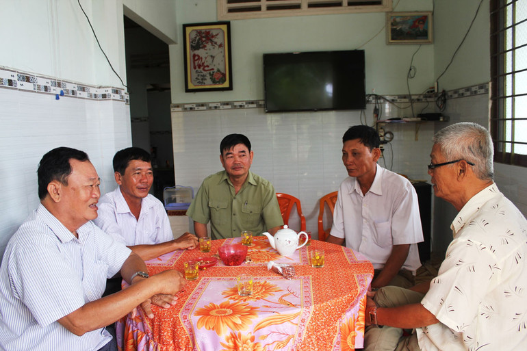 Ông Đào Văn Hội (trái) họp với người dân ấp Bình Đông bàn việc xây dựng xã nông thôn mới kiểu mẫu. Ông Bí thư “nông thôn mới” -0