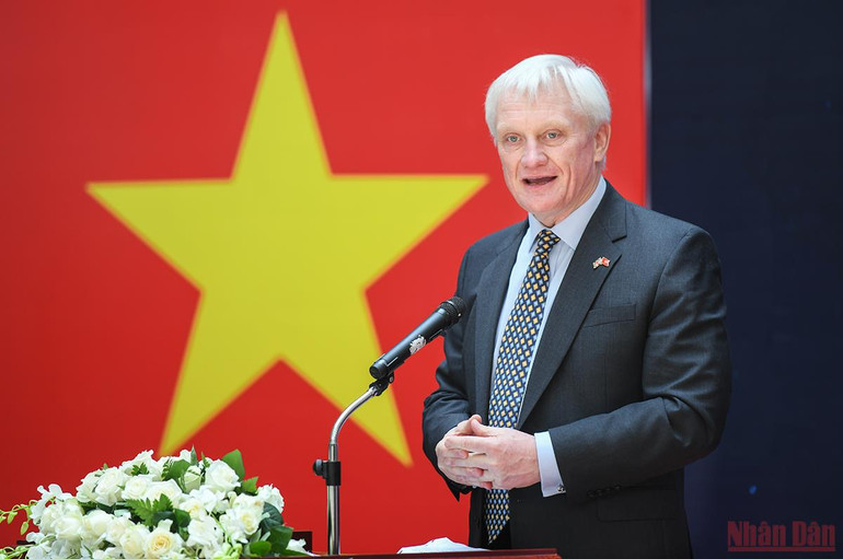 Nghị sĩ Graham Stuart công bố việc triển khai các chương trình học bổng dành cho học sinh Việt Nam. (ẢNH: THÀNH ĐẠT) Khánh thành trường tiểu học, trung học cơ sở, trung học phổ thông Reigate Grammar Việt Nam -0