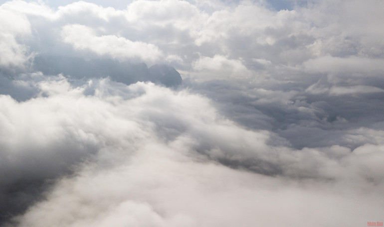 Ngắm “biển mây” đẹp như bồng lai tiên cảnh trên đỉnh Ô Quy Hồ -1