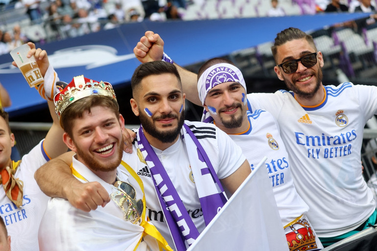 Người hâm mộ Real Madrid tới sân Stade de France cổ vũ đội bóng yêu thích. Những khoảnh khắc đẹp trong trận chung kết Champions League -0