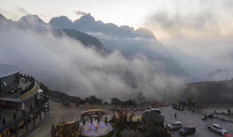 Ngắm “biển mây” đẹp như bồng lai tiên cảnh trên đỉnh Ô Quy Hồ -9