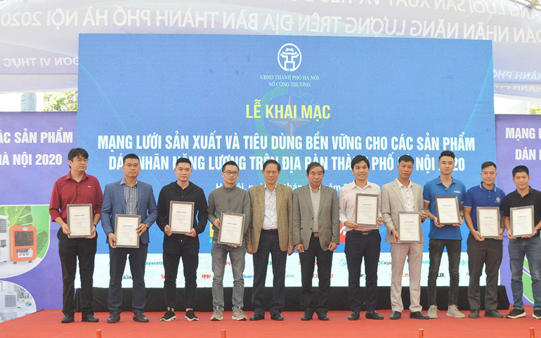 Trao giấy chứng nhận cho các doanh nghiệp đáp ứng các tiêu chí tham gia mạng lưới kết nối Kết nối mạng lưới sản xuất tiêu dùng bền vững cho các sản phẩm dán nhãn năng lượng -0