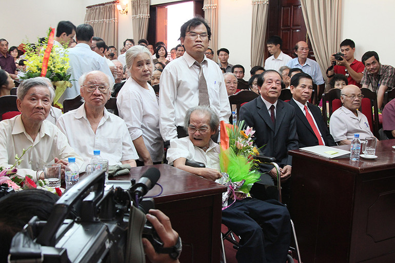 Nhà văn Sơn Tùng xúc động tại Lễ trao tặng danh hiệu Anh hùng Lao động, năm 2011. Vĩnh biệt nhà văn Sơn Tùng, một nhân cách lớn -0
