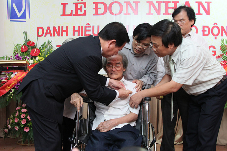 Chủ tịch nước Nguyễn Minh Triết gắn huy chương Anh hùng Lao động cho nhà văn Sơn Tùng năm 2011. Vĩnh biệt nhà văn Sơn Tùng, một nhân cách lớn -0