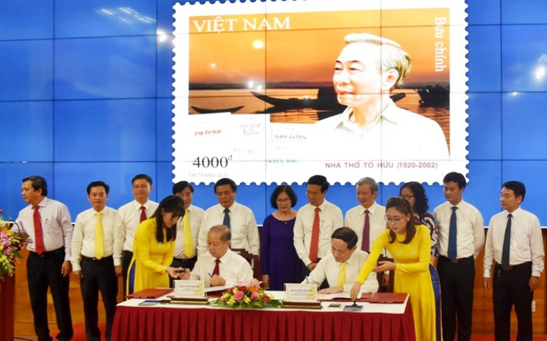 Thứ trưởng Thông tin và Truyền thông Phạm Anh Tuấn và Phó Bí thư Tỉnh ủy, Chủ tịch UBND tỉnh Phan Ngọc Thọ thực hiện nghi thức ký phát hành bộ tem. A1_4-1601629142192.jpg