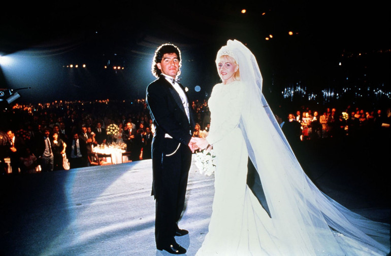 Năm 1984, Maradona kết hon với Claudia Villafañe. Họ có với nhau hai con gái trước khi ly hôn vào năm 2004. (Ảnh: AP/Shutterstock) Cuộc đời và sự nghiệp của huyền thoại Maradona qua ảnh -0
