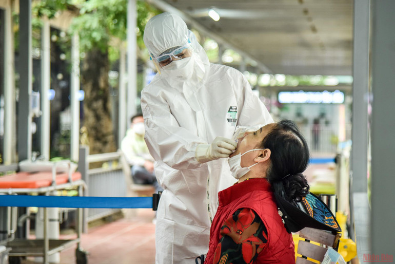 Nguy cơ lây lan dịch khi người dân tự đến viện khi test nhanh dương tính -0