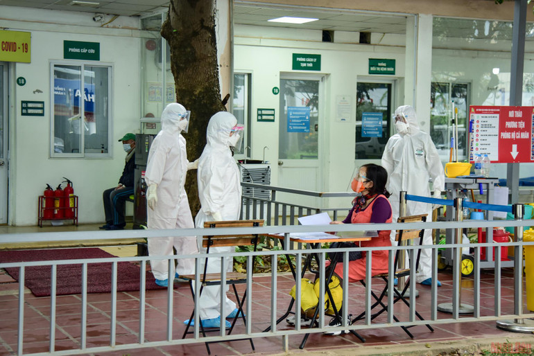Nguy cơ lây lan dịch khi người dân tự đến viện khi test nhanh dương tính -0
