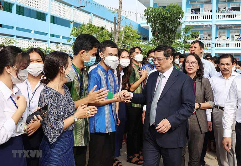 Thủ tướng mong muốn các em học tập tốt, tích cực hoạt động ngoại khóa, thể dục-thể thao, văn hóa, nghệ thuật, luôn đùm bọc, giúp đỡ nhau. Thủ tướng thăm Trường Trung học phổ thông Dân tộc nội trú Huỳnh Cương, tỉnh Sóc Trăng -1