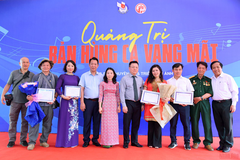 Triển lãm “Quảng Trị - Bản hùng ca vang mãi” -0