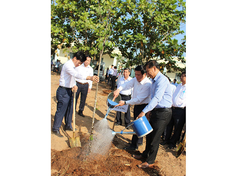 Đồng chí Nguyễn Xuân Thắng trồng cây trong khuôn viên Học viện Chính trị khu vực IV. Đồng chí Nguyễn Xuân Thắng dự bàn giao ký túc xá Học viện Chính trị khu vực IV -0