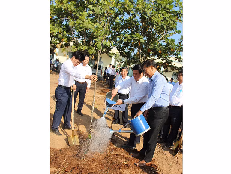 Đồng chí Nguyễn Xuân Thắng dự bàn giao ký túc xá Học viện Chính trị khu vực IV -0