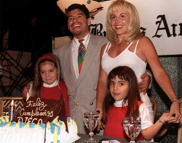 Maradona cùng vợ Claudia, hai con gái Giannina (bên trái) và Dalma trong sinh nhật lần thứ 35. (Ảnh: Getty Images) Cuộc đời và sự nghiệp của huyền thoại Maradona qua ảnh -0