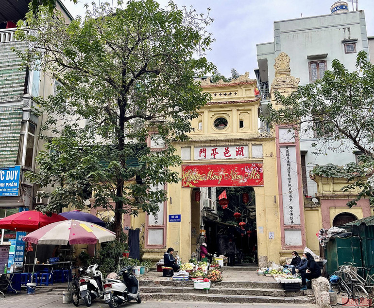Cổng chính làng Hồ Khẩu trước đây chỉ được mở khi có hội hay việc lớn, giờ đã trở thành nơi họp chợ của người dân quanh đây. 13conglang_ThuyKHue-1646065240154.jpeg