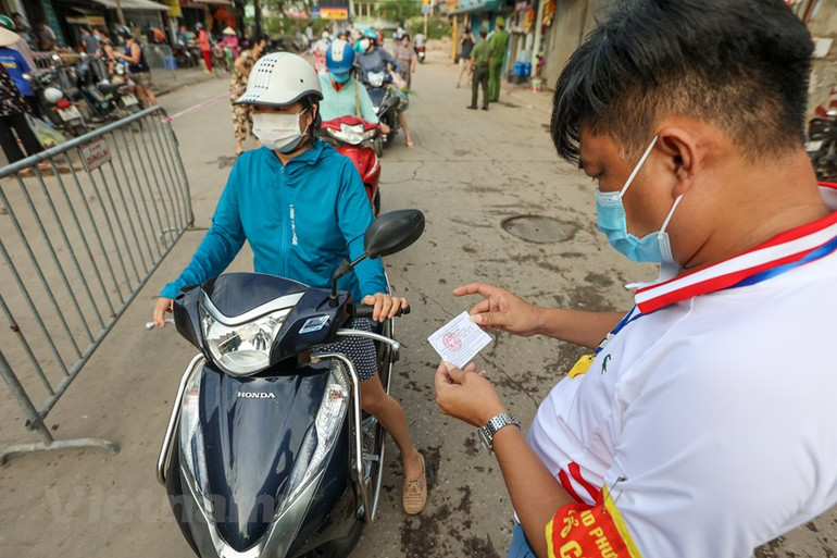 Người dân Thủ đô xếp hàng dùng thẻ để đi chợ thời Covid-19 -0