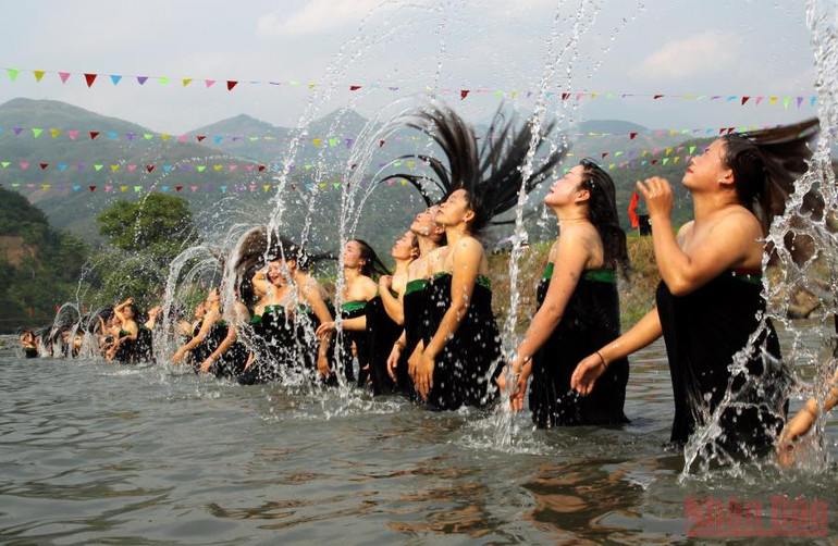 Gội đầu dưới suối vốn là thói quen sinh hoạt thường ngày trước đây, gắn liền với lịch sử hình thành bản làng và môi trường sống của của người Thái. Về Lai Châu vui hội té nước, gội đầu -0