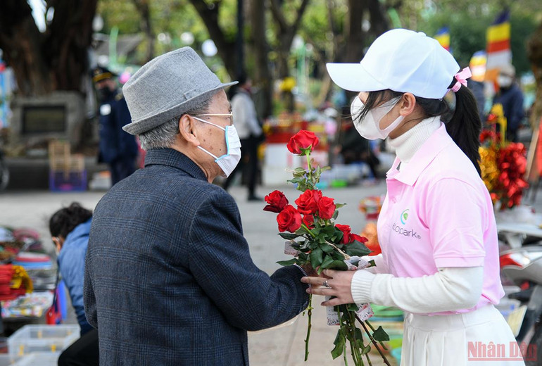 Thị trường quà tặng Valentine 2022: Đa dạng sản phẩm, mua sắm online lên ngôi -0