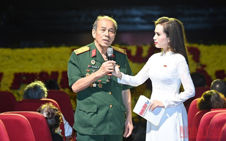 Thiếu tá Đào Chí Thành chia sẻ câu chuyện gây xúc động về sự hòa hợp (Ảnh: ĐĂNG KHOA) Nghe tiếng vọng non sông trong tinh thần hòa hợp -0