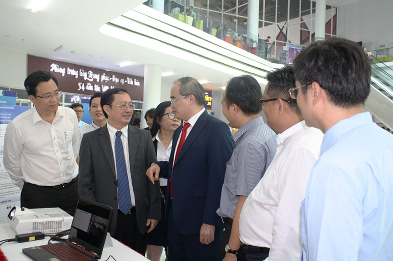Đồng chí Nguyễn Thiện Nhân tham quan các gian hàng triển lãm ứng dụng AI. Hàng nghìn sinh viên tham dự Ngày hội trí tuệ nhân tạo tại TP Hồ Chí Minh -0