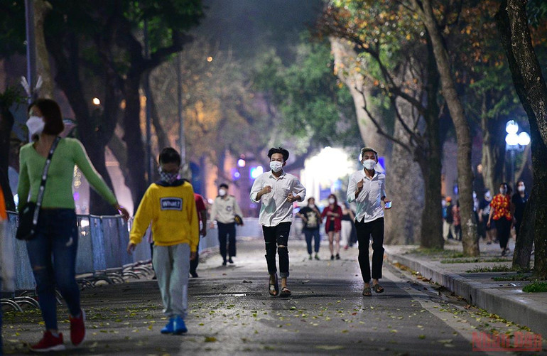  Hà Nội chính thức mở lại phố đi bộ hồ Gươm từ 18/3 -0