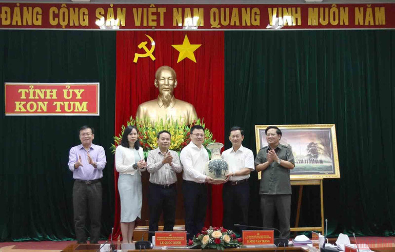 Đoàn công tác Báo Nhân Dân thăm và làm việc tại Kon Tum -0