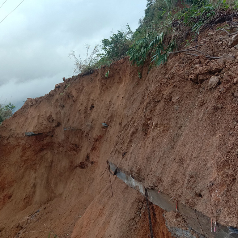 Sạt lở làm tắc đường Trường Sơn Đông -0