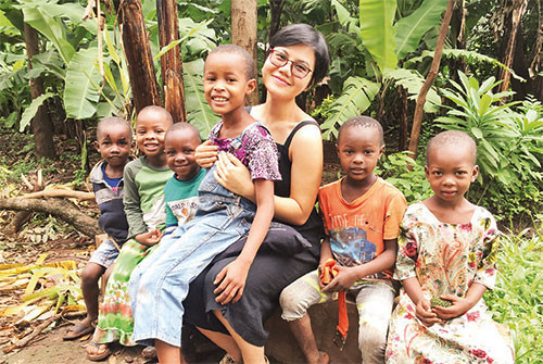 Tác giả bên các em nhỏ Tanzania. 5_1-1643077198535.jpg