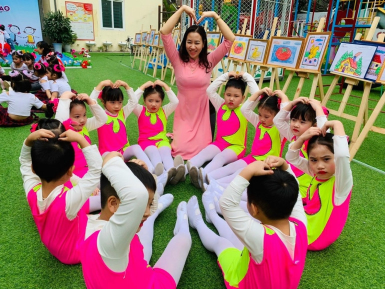 Một buổi học ngoài trời của Trường mầm non Khai Quang (Vĩnh Yên) Vĩnh Phúc tìm cách giữ chân giáo viên mầm non trong đại dịch -0