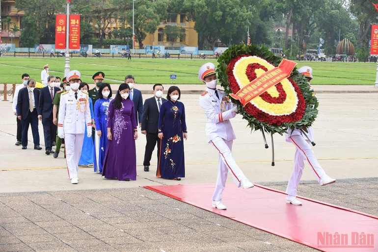 Lãnh đạo Đảng, Nhà nước vào Lăng viếng Chủ tịch Hồ Chí Minh nhân kỷ niệm 47 năm Ngày Giải phóng miền nam, thống nhất đất nước. -0